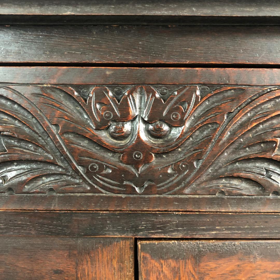 ゴシック調　アンティーク　サイドボード