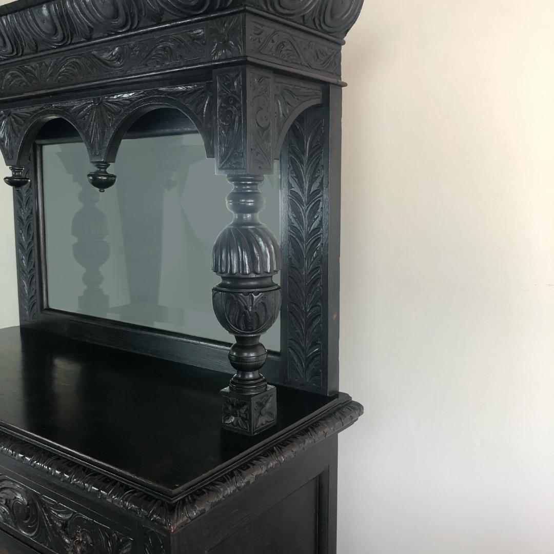 ゴシック調　アンティーク　サイドボード