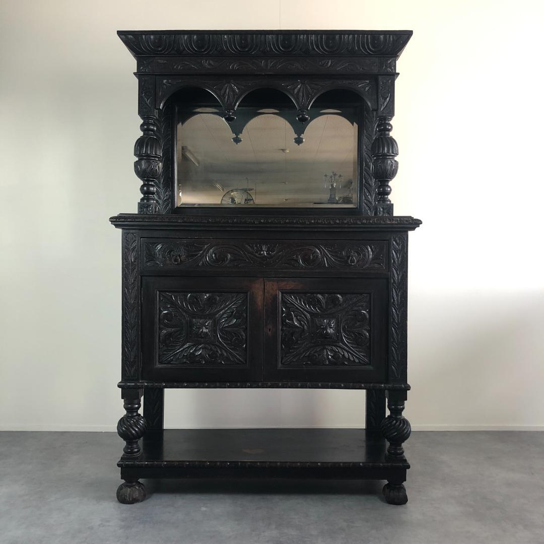 ゴシック調　アンティーク　サイドボード