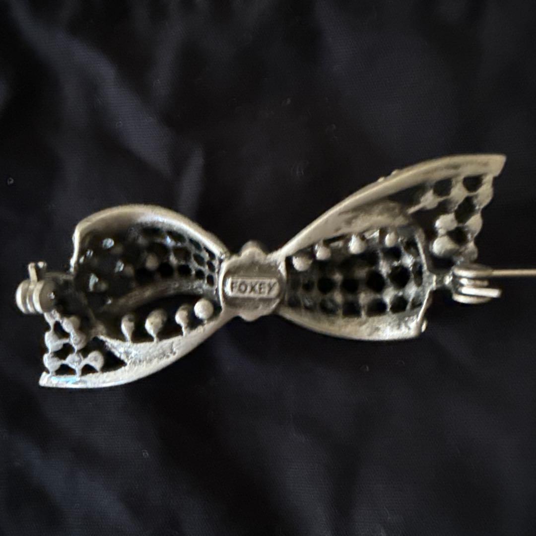 FOXEY リボン型ブローチ クリスタル装飾　未使用品　袋付き