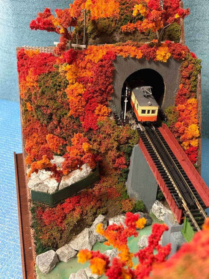 鉄道模型 ジオラマ　紅葉風景　(鉄道模型付き)