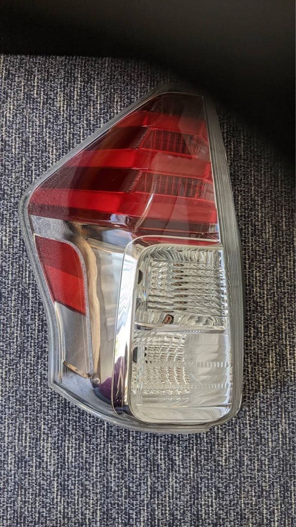 プリウスα後期トヨタ純正テールランプ　⭐︎更に値下げ⭐︎52000円⇨45000円