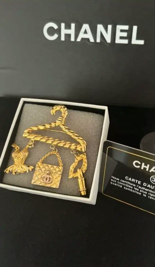 CHANEL ブローチ ハンガー モチーフ　ノベルティ