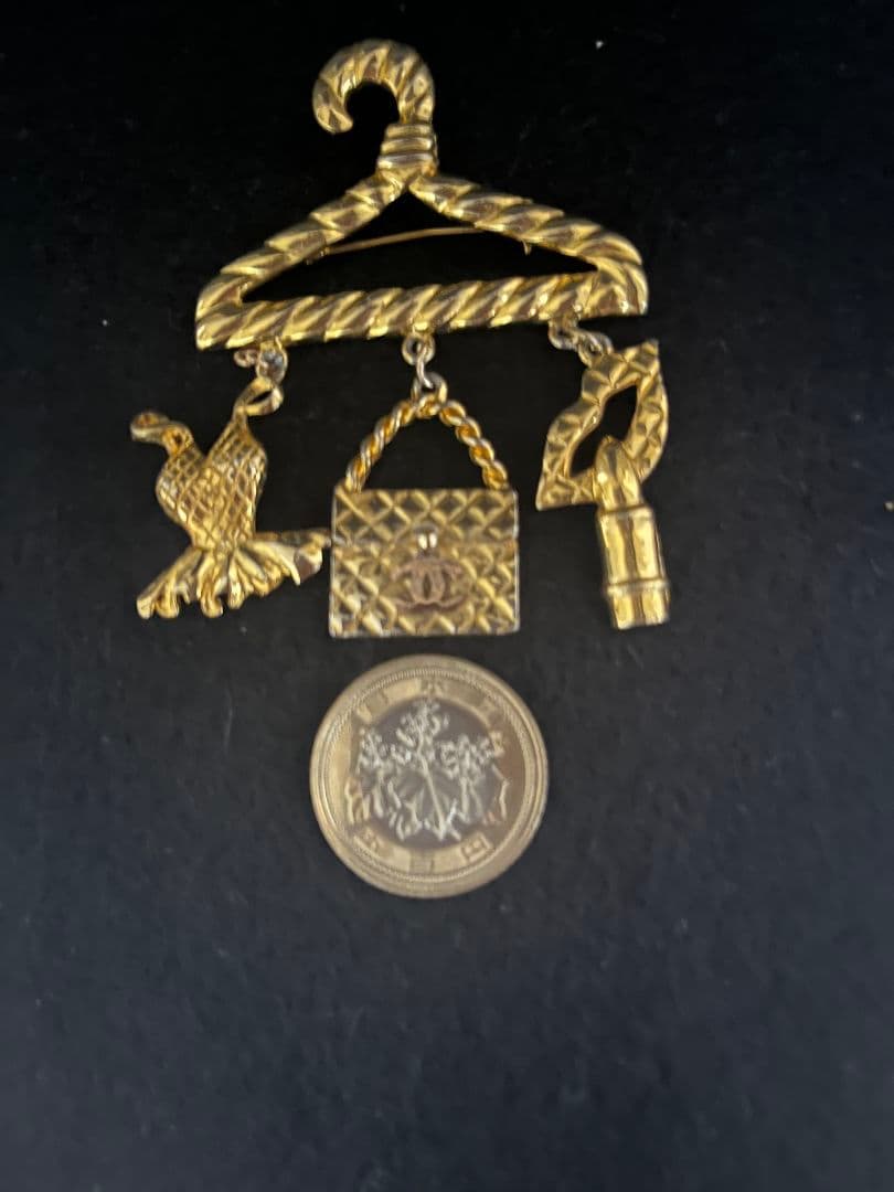 CHANEL ブローチ ハンガー モチーフ　ノベルティ