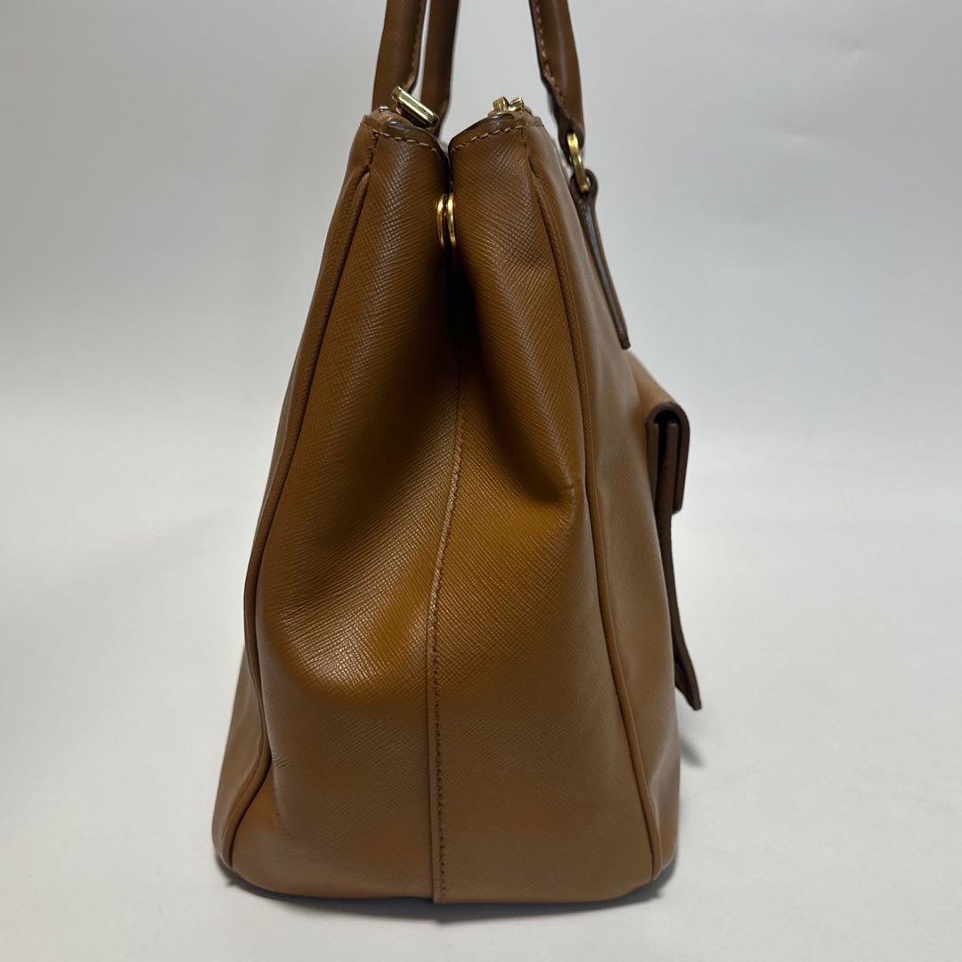 s64【美品】プラダ　三角ロゴ　サフィアーノ　ガレリア2wayショルダーバッグ.