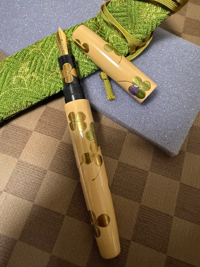 輪島屋善仁蒔絵、螺鈿、白漆万年筆、クローバー