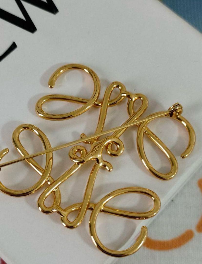 ロエベ　ブローチ　ゴールド　送料無料