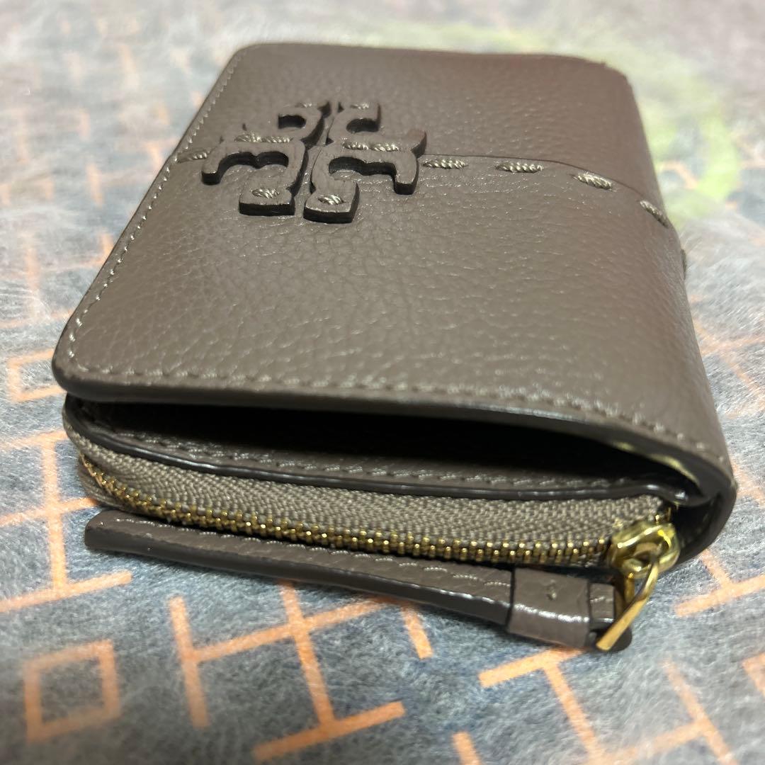 極美品　Tory Burch グレー系　レザー二つ折り財布