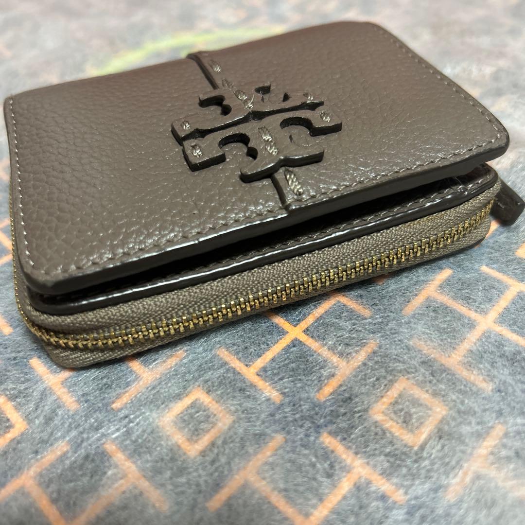 極美品　Tory Burch グレー系　レザー二つ折り財布
