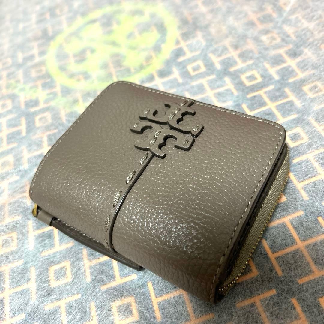 極美品　Tory Burch グレー系　レザー二つ折り財布