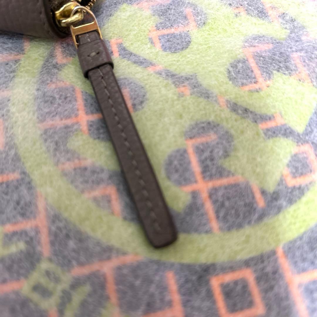 極美品　Tory Burch グレー系　レザー二つ折り財布
