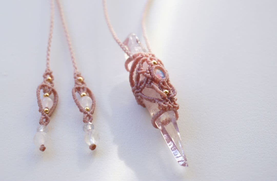 両剣ベラクルスアメジストポイント　エチオピア産オパール　マクラメ　ネックレス