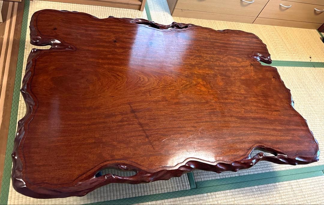 しっかりとした重みのある「欅1枚板」の座卓