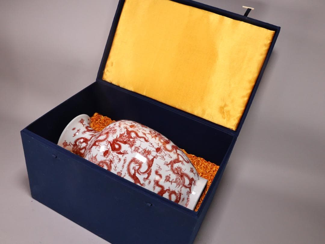 BK217　中国古玩　大清乾隆年製 銘　紅釉郡龍文様　花瓶　飾壷　壺　高40㎝