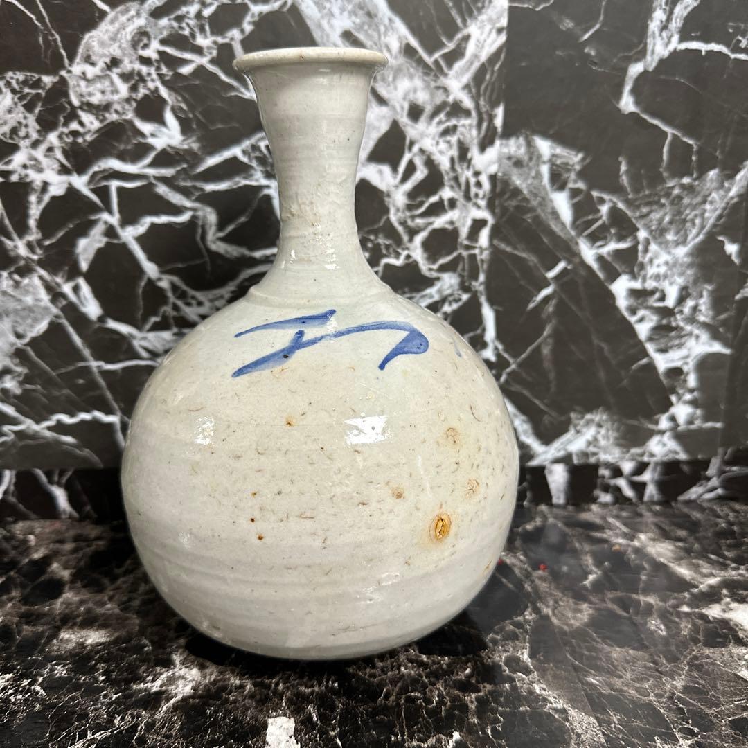 李朝、白磁染め付け、中徳利、時代箱付き。