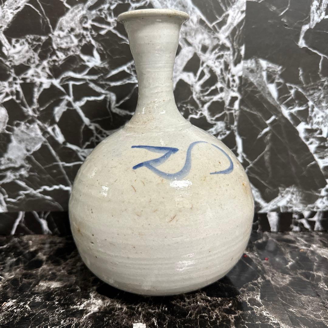 李朝、白磁染め付け、中徳利、時代箱付き。