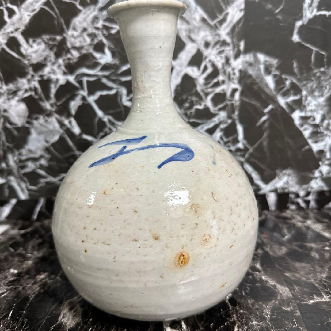 李朝、白磁染め付け、中徳利、時代箱付き。