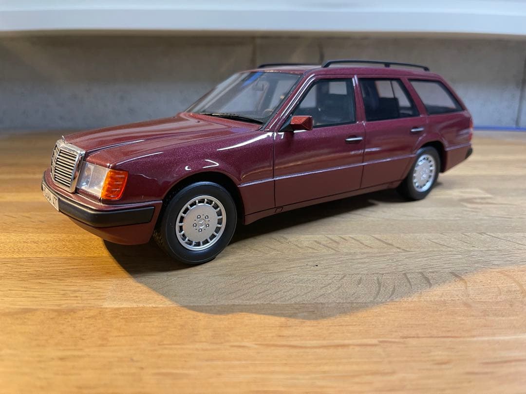 BoS Models メルセデス・ベンツ W124 300TE レッド 1/18