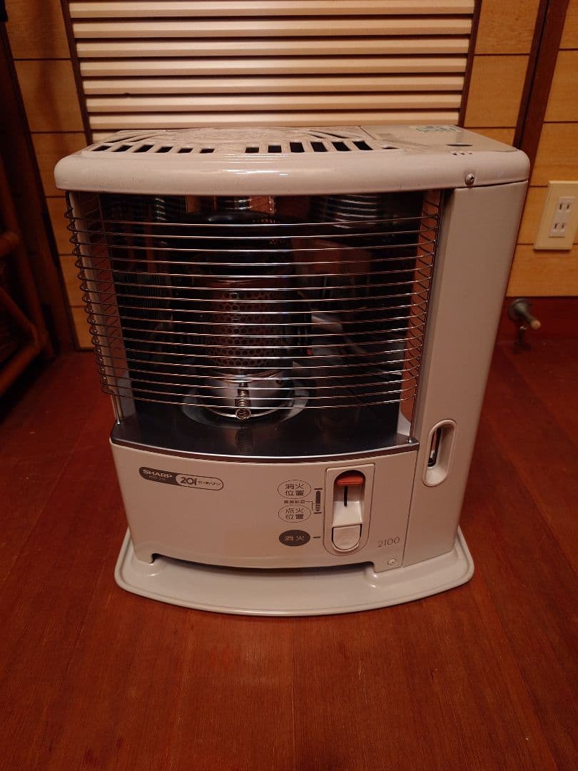 シャープ製自然通気形開放式石油ストーブ。