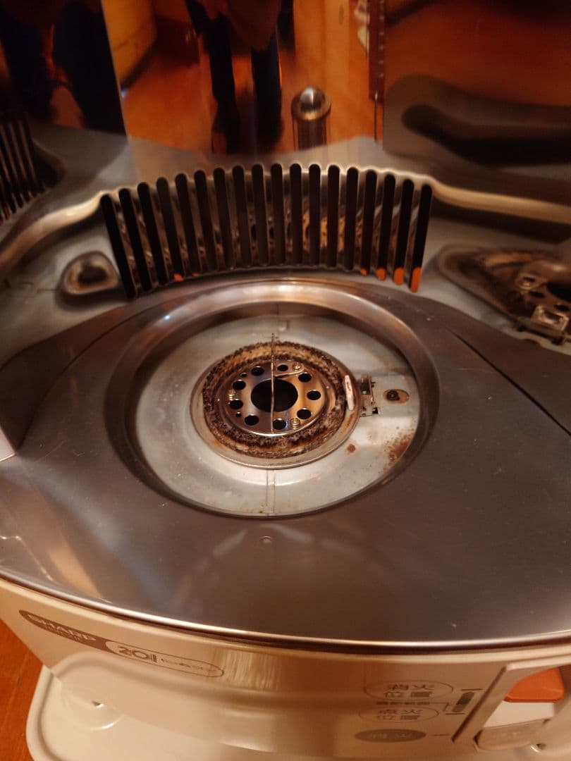 シャープ製自然通気形開放式石油ストーブ。