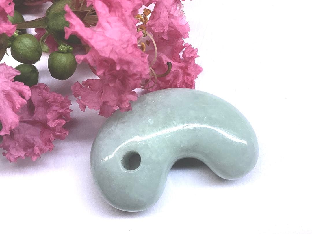 ✳本物翡翠を守護石に　糸魚川翡翠勾玉　吉祥開運の守護石に　鑑別書取得の本物です‼️