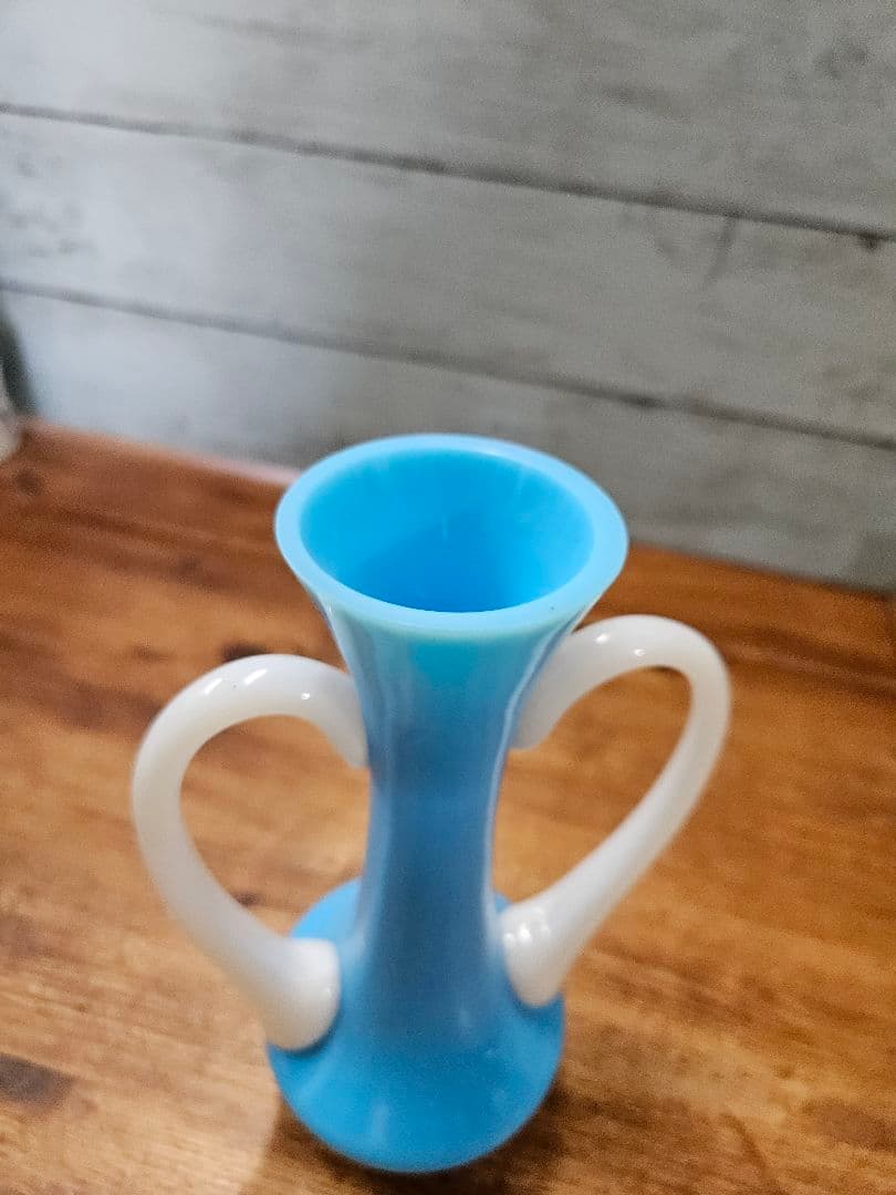 フランスアンティーク オパリンガラスの花瓶 一輪挿し ハンドル付き 花器 花入れ