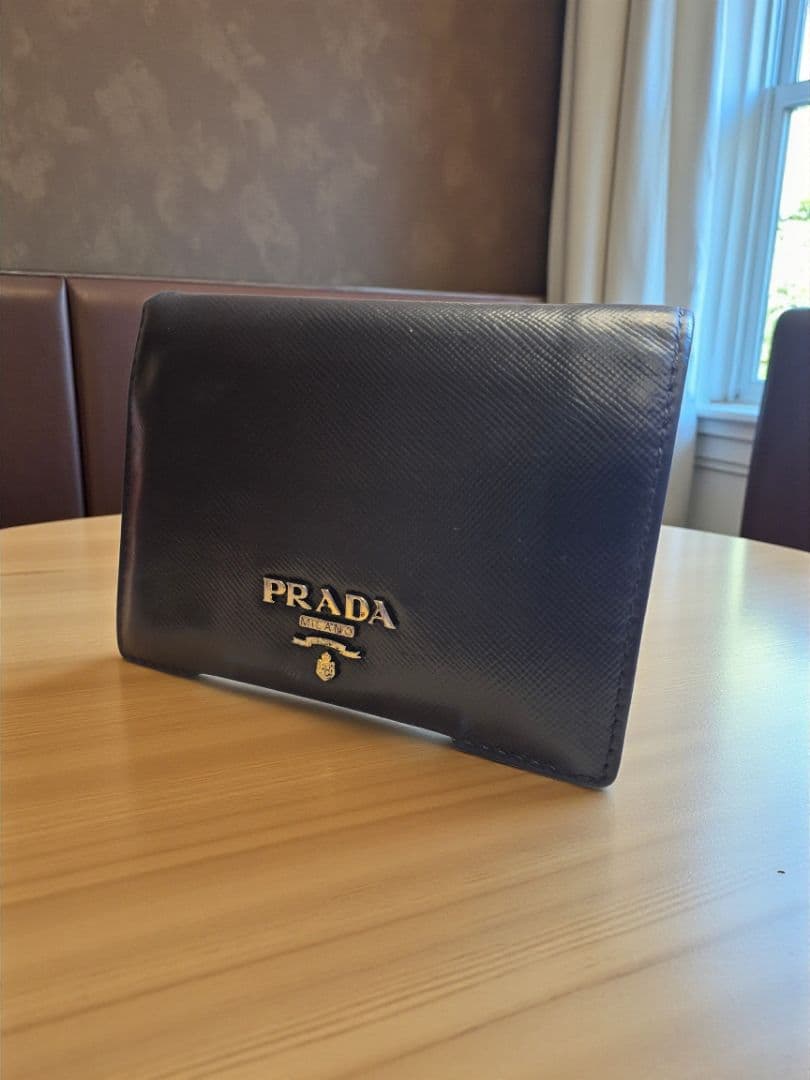 ＰＲＡＤＡ　プラダ　サフィアーノ　二つ折り財布　ブラック革