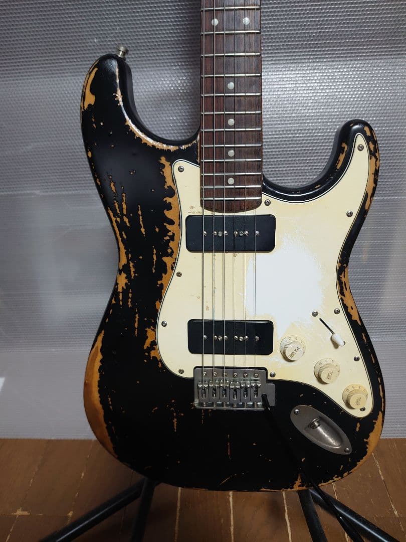 むにえるるな。レリックギター。ストラトキャスター。 エレキギター ブラック
