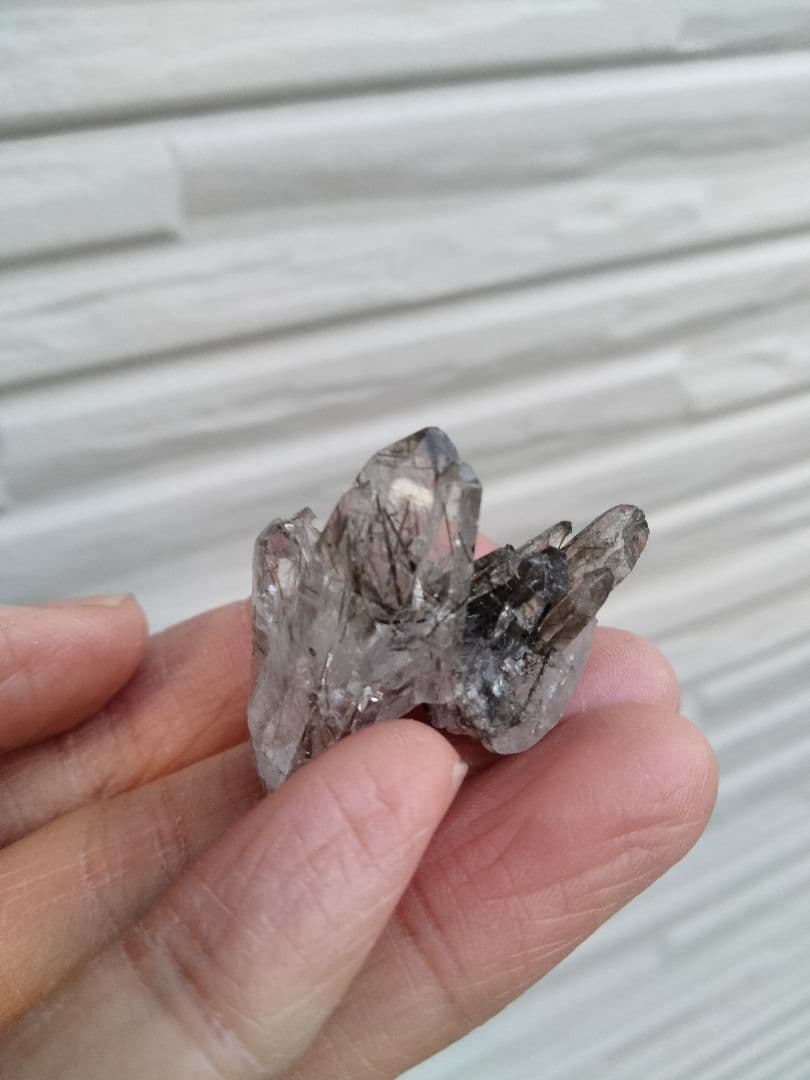 国産鉱物　山梨県　塩山竹森山　天然水晶　虹入り　トルマリン入り水晶