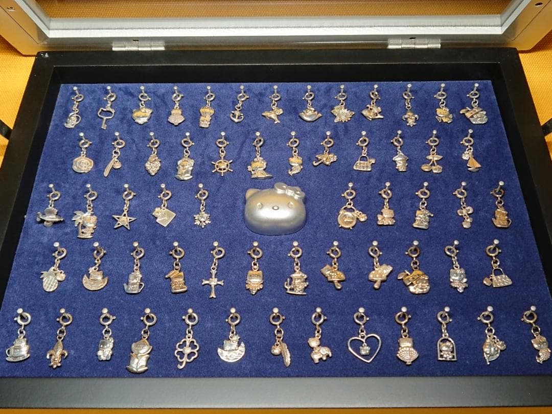 【美品】Hello Kitty　ハローキティ　チャーム　アクセサリー　工芸品