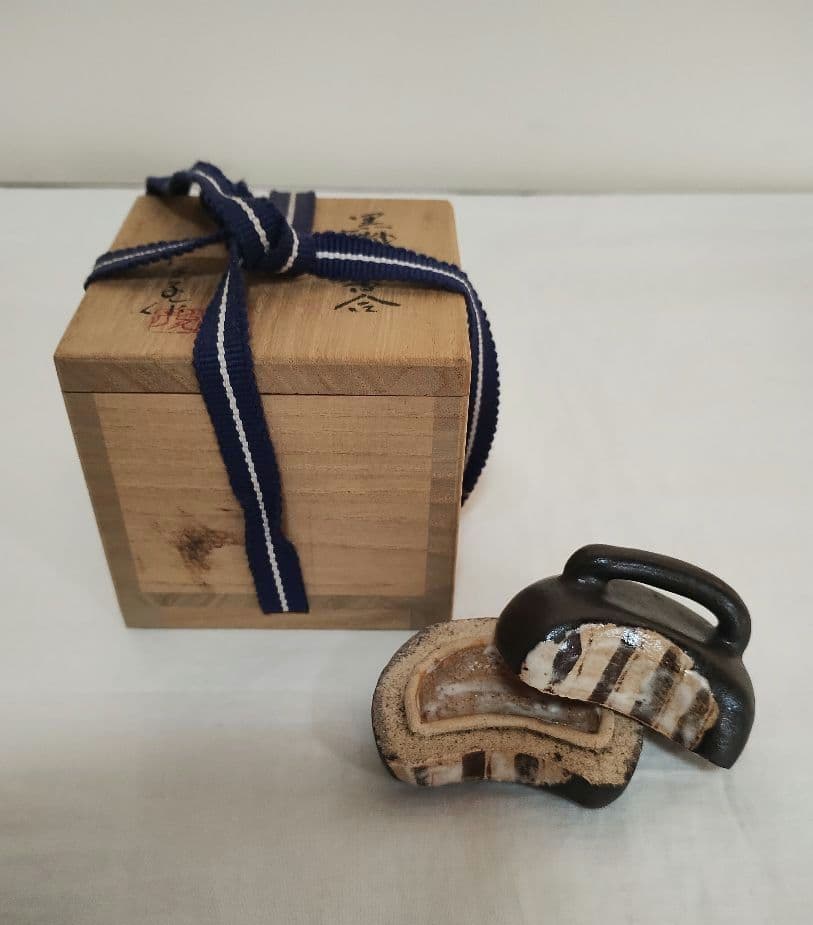 黒織部弾香合　木箱入【陶器/茶道具】