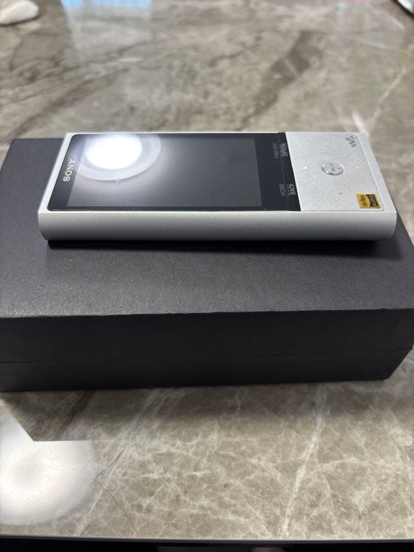 SONYウォークマンNW-ZX100 128GB　ケーブル付属、液晶フィルム付属