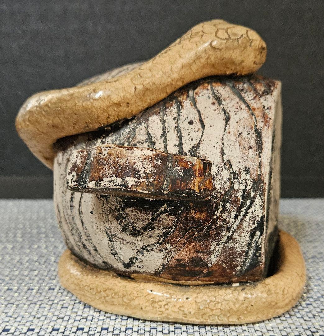 明治時代頃　陶製　打出の小槌に蛇　陽刻浮彫　三宝珠文様　置物　オブジェ　縁起物