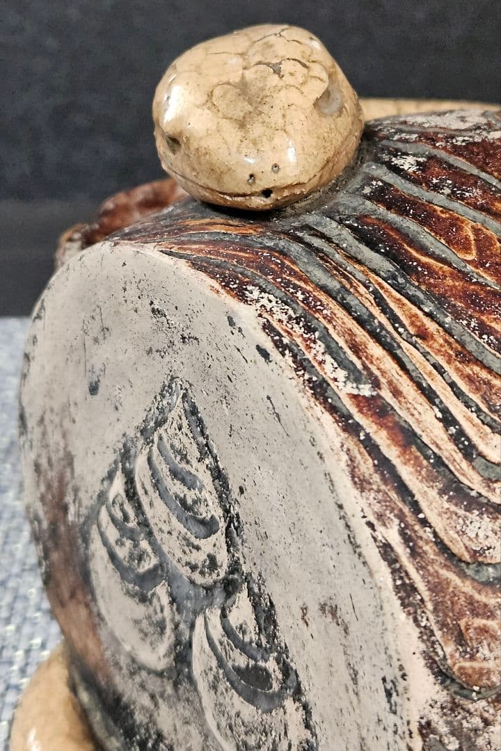 明治時代頃　陶製　打出の小槌に蛇　陽刻浮彫　三宝珠文様　置物　オブジェ　縁起物