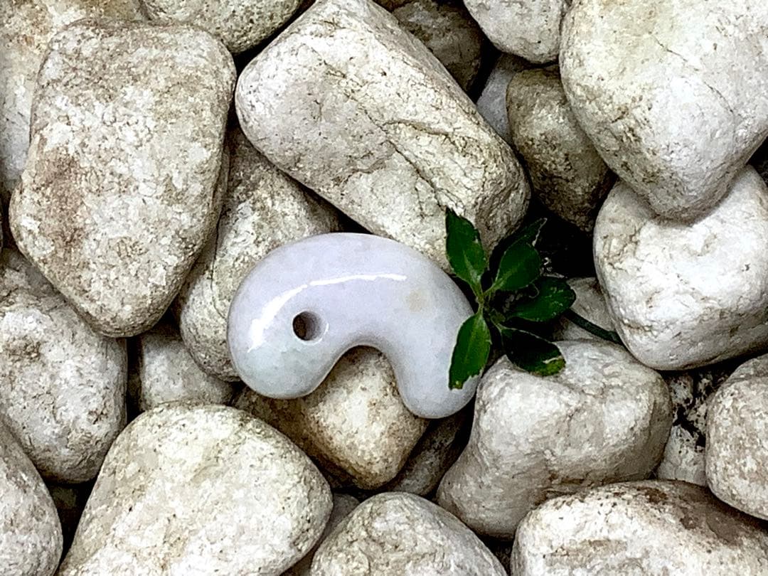 ✳粋の逸品‼️珍しい多彩色‼️糸魚川翡翠勾玉　数少ない1点 お守りに鑑定機関鑑別書