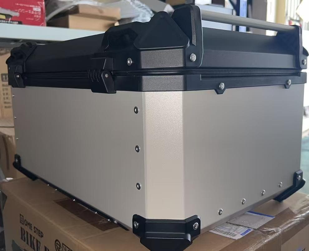 未使用中古美品　65L　バイクリアボックス アルミ制　シルバー