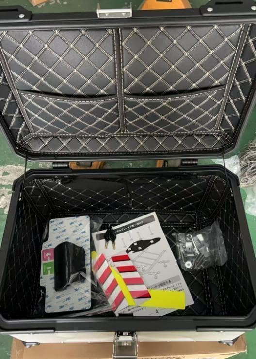 未使用中古美品　65L　バイクリアボックス アルミ制　シルバー