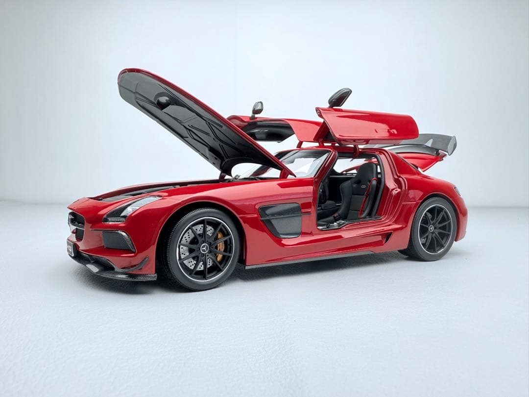 MINICHAMPS メルセデス・ベンツ SLS AMG レッド 1/18
