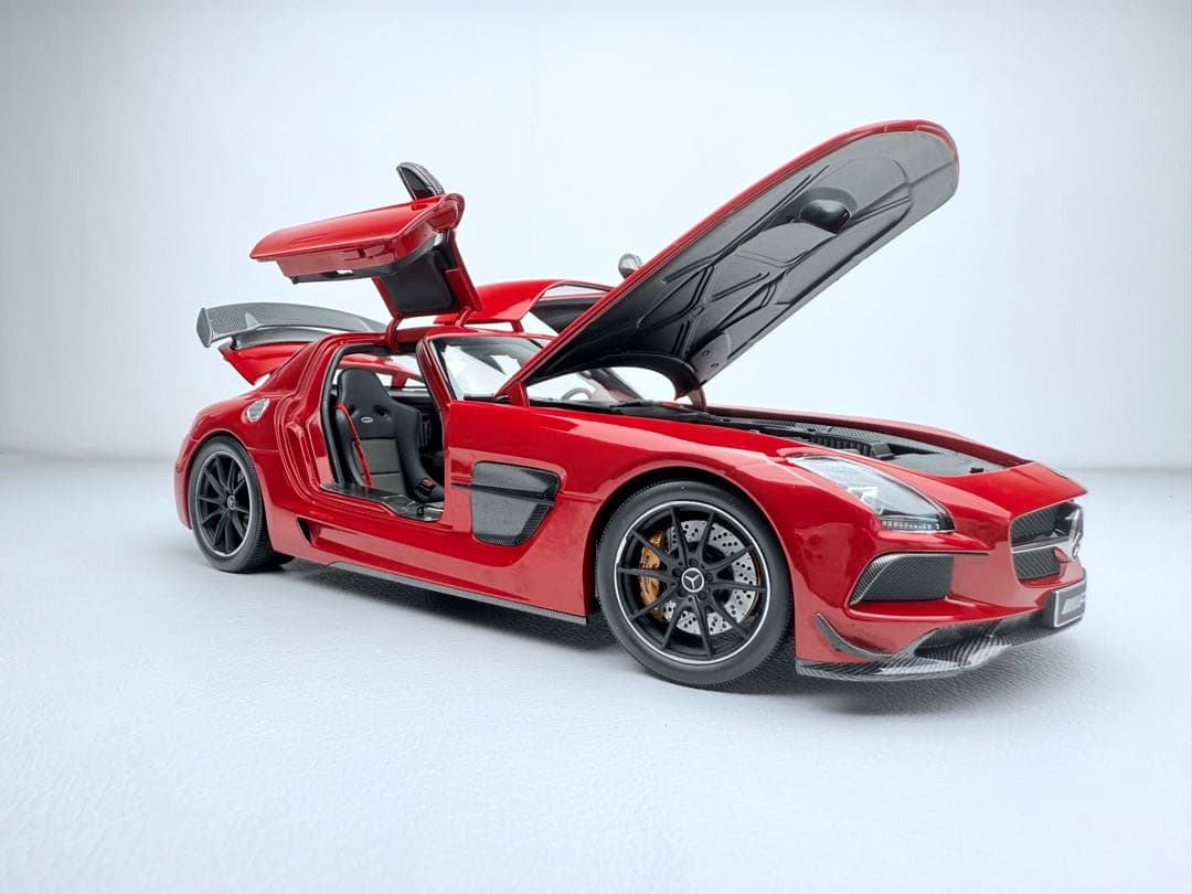 MINICHAMPS メルセデス・ベンツ SLS AMG レッド 1/18