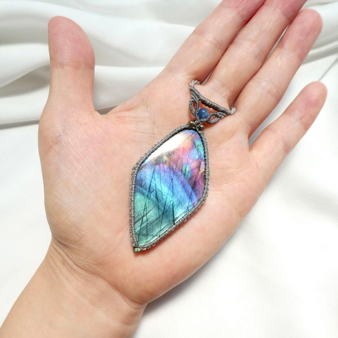 ねこまにあ　特大レインボーラブラドライトのマクラメネックレス