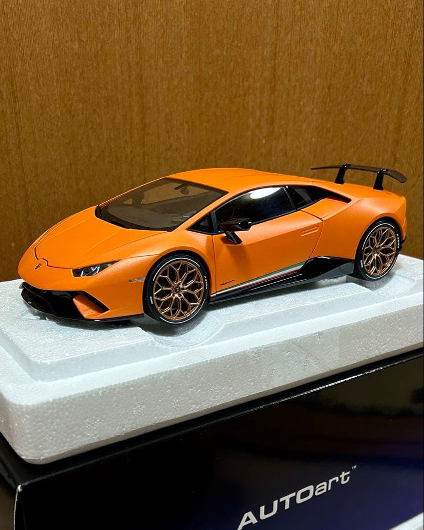 オートアート　ランボルギーニ　ウラカン 1/18スケール