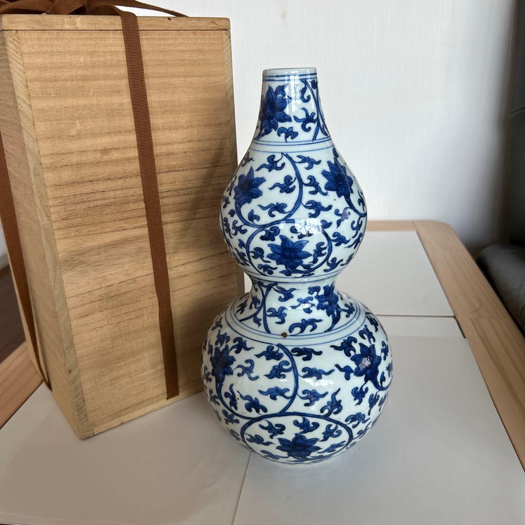 青花 青と白の花模様の瓢箪型陶器瓶