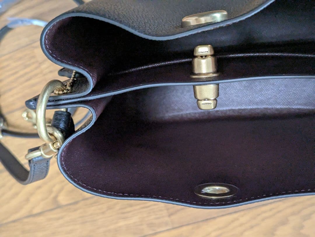 黒のレザーショルダーバッグ ゴールド金具