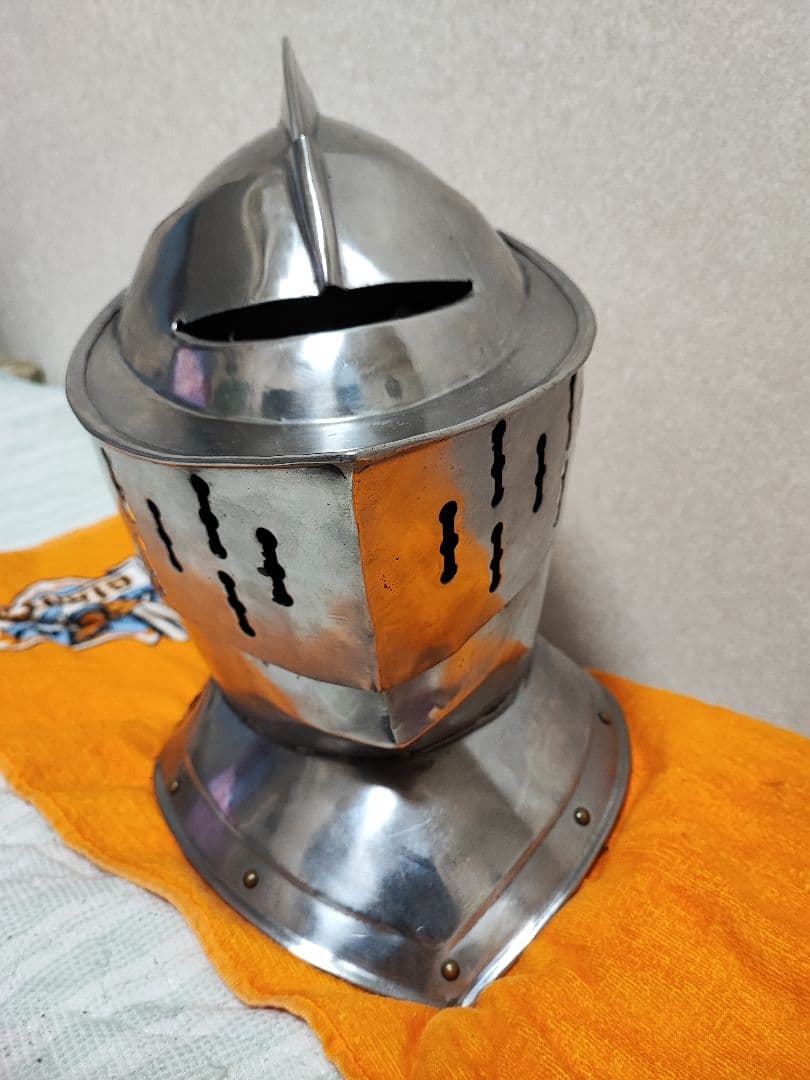 中世騎士のスチール製鎧　兜と籠手