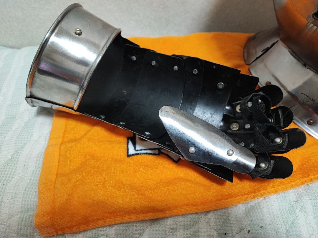 中世騎士のスチール製鎧　兜と籠手