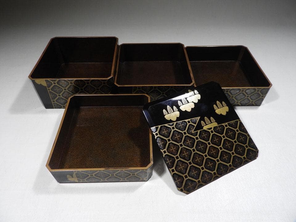 ●小さい 四段重箱 時代蒔絵 嵯峨桐 小紋尽くし 家紋 小重箱 片手の大きさ