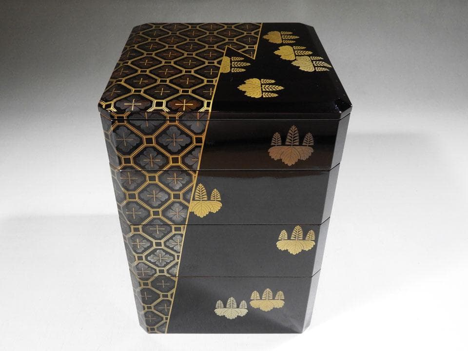 ●小さい 四段重箱 時代蒔絵 嵯峨桐 小紋尽くし 家紋 小重箱 片手の大きさ