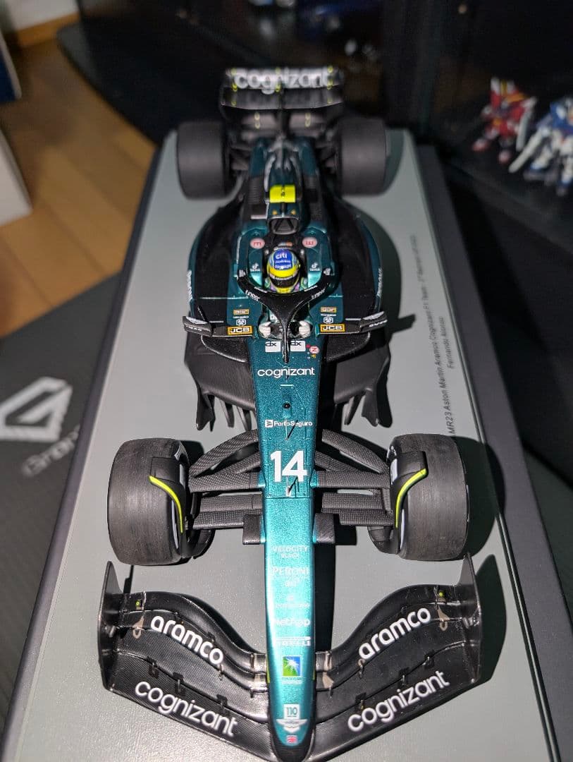 スパーク　Aston Martin AMR23 1/18