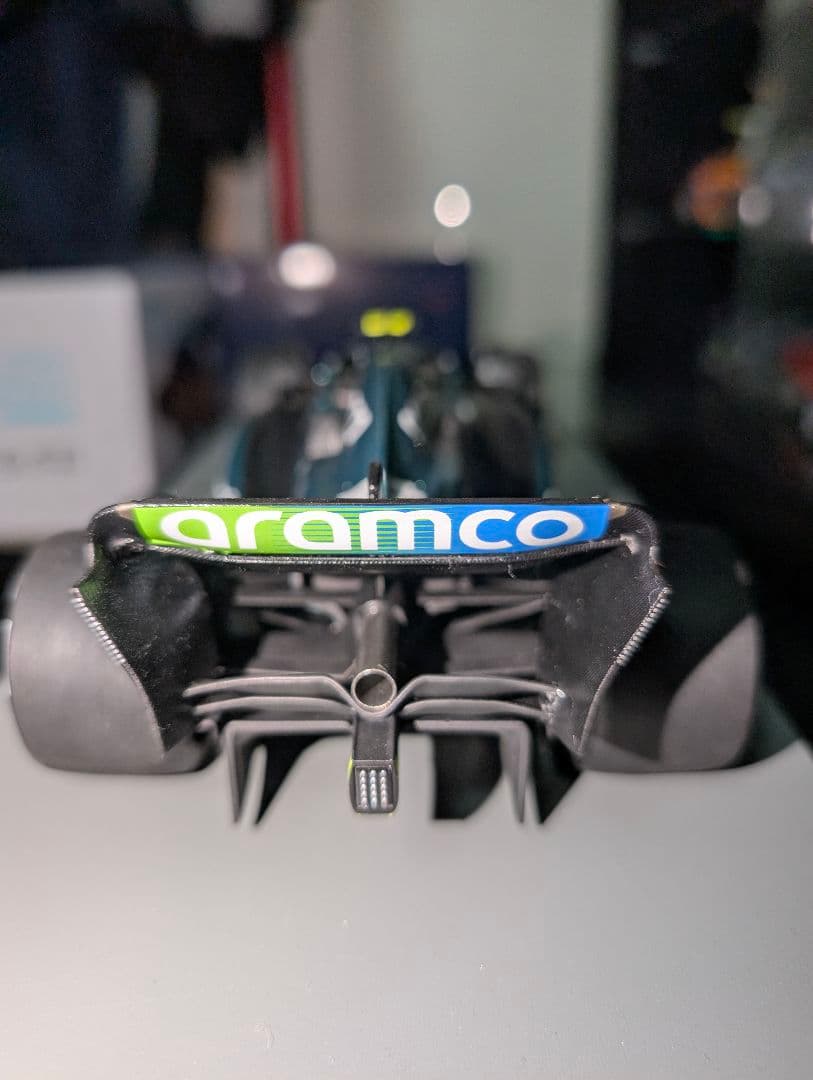 スパーク　Aston Martin AMR23 1/18