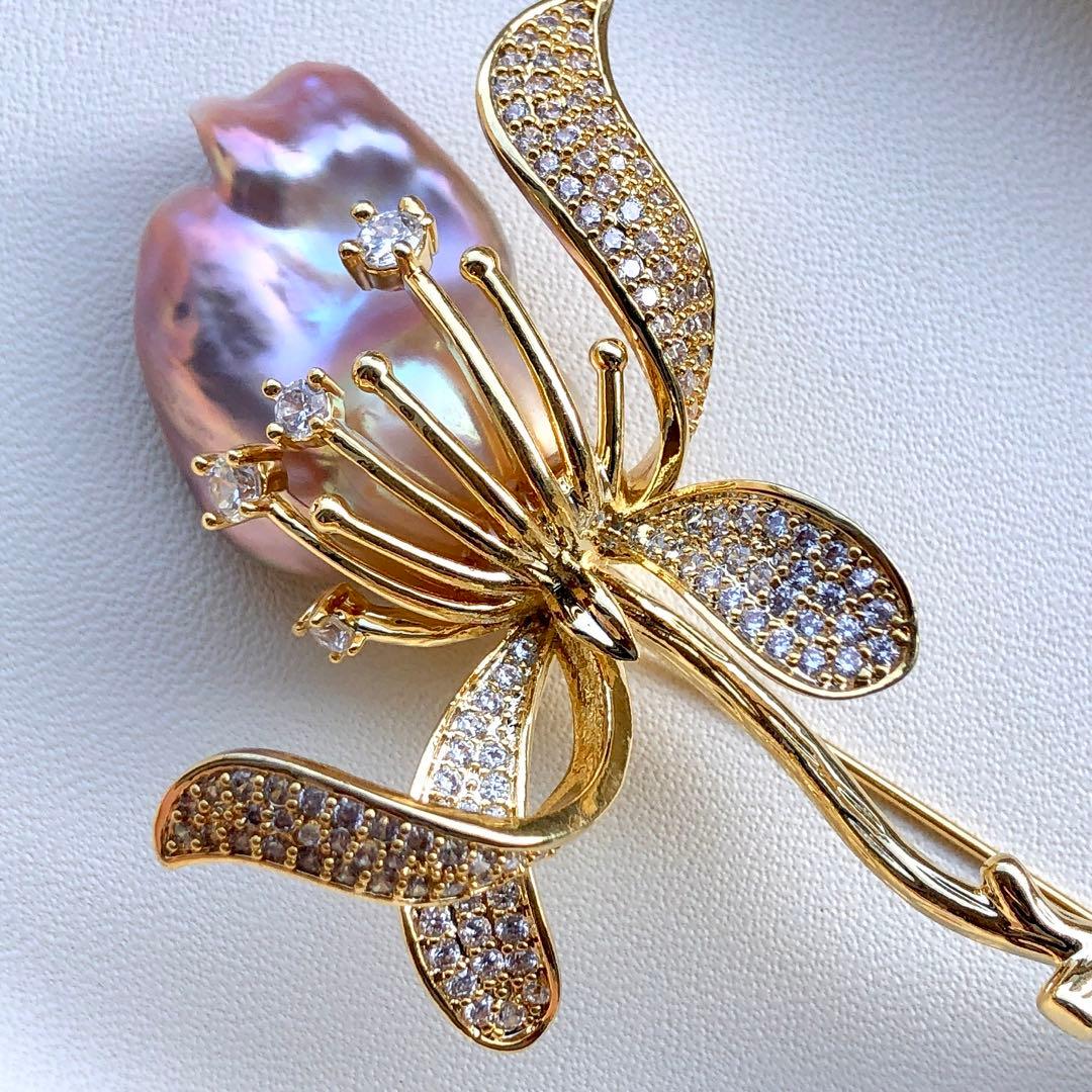 リカちゃんバロックパール　メタリックピンク26㍉お花ブローチBEN692